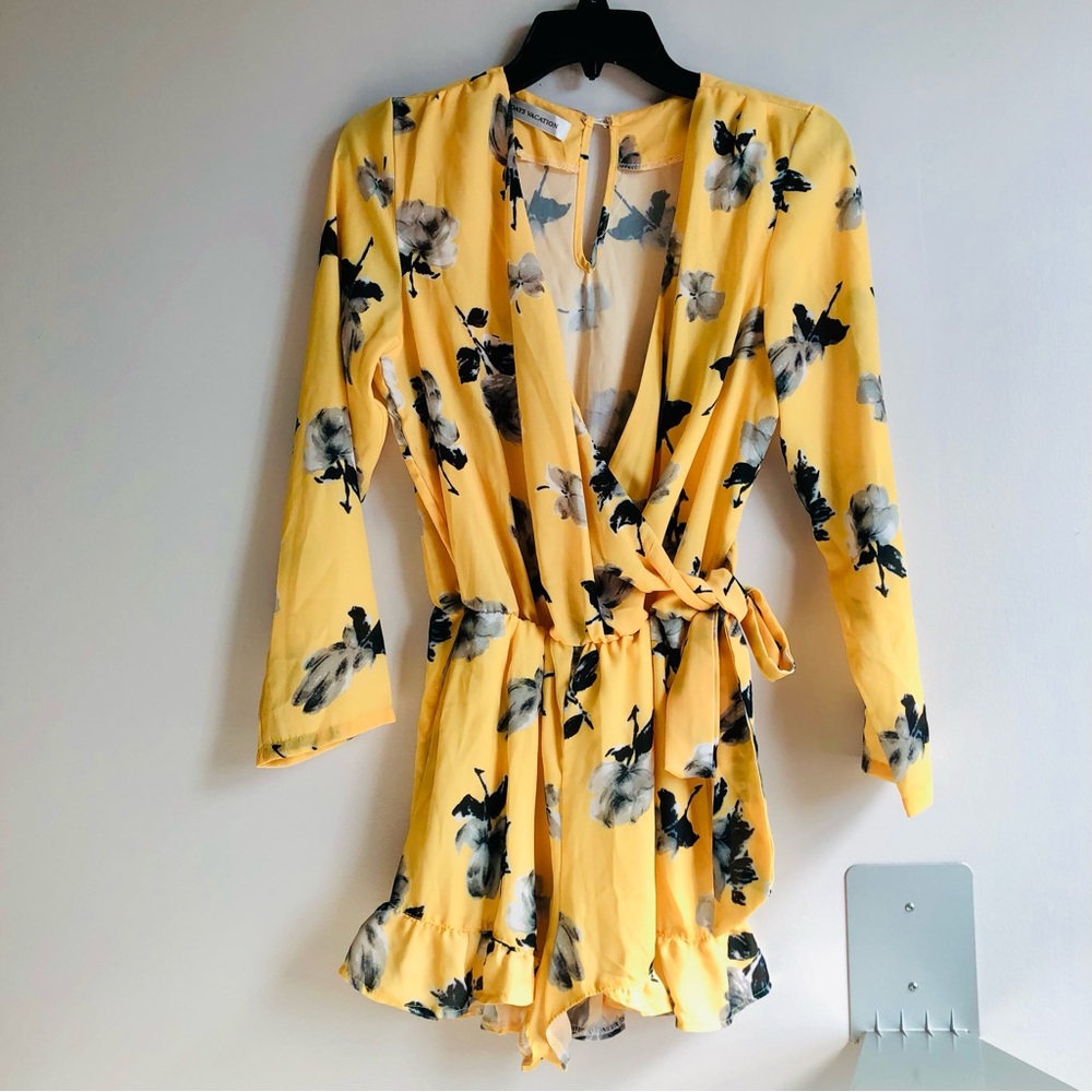 Resort Wear 7Days Vacation Floral Faux Wrap Yellow Romper Women’s Size S